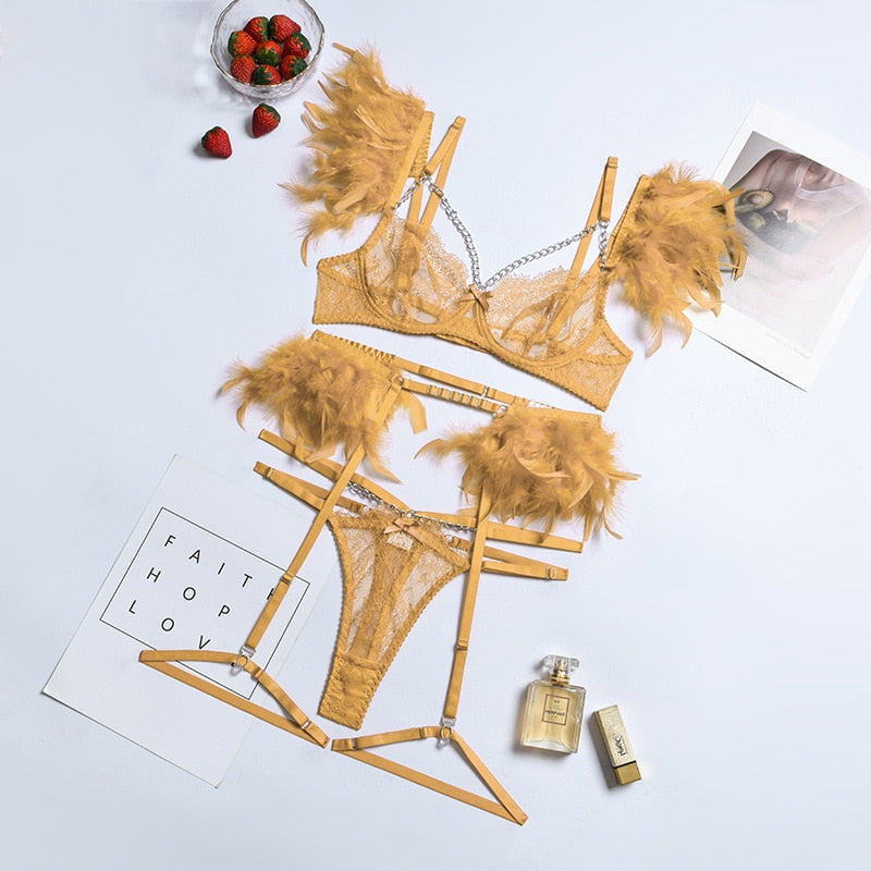 Sensuale set di lingerie in pizzo in 3 pezzi con piume decorative