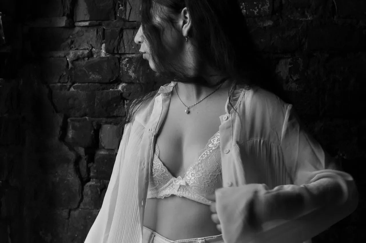 Reggiseno sotto i vestiti: come sceglierlo in base a taglio, scollo e materiale 