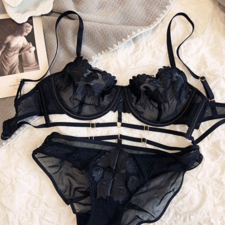 Completo intimo in pizzo con nastri decorativi