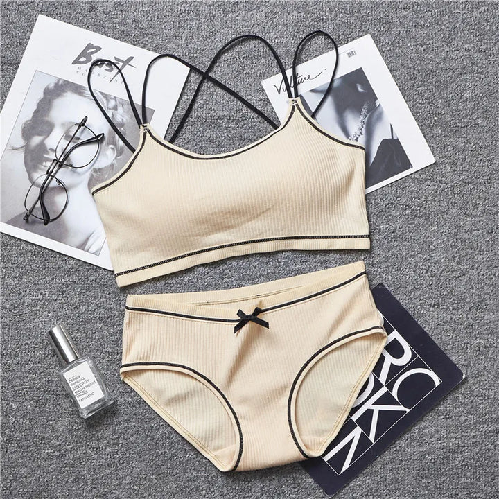 Completo intimo con bordo decorativo