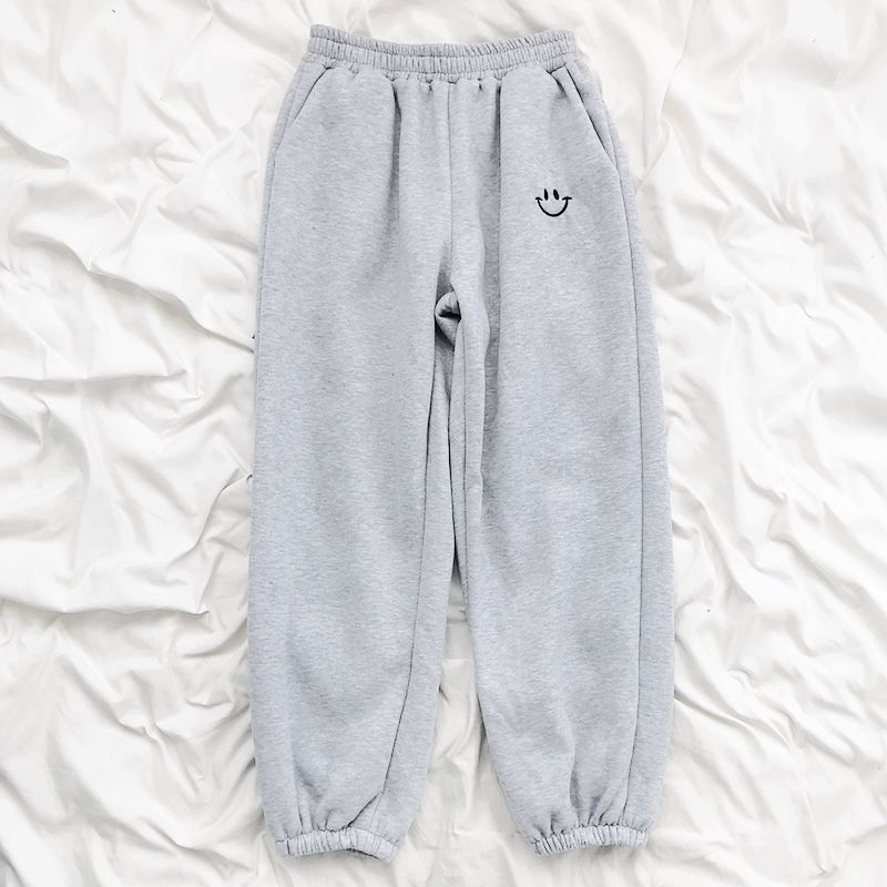 Pantaloni tuta comodi con faccina ricamata