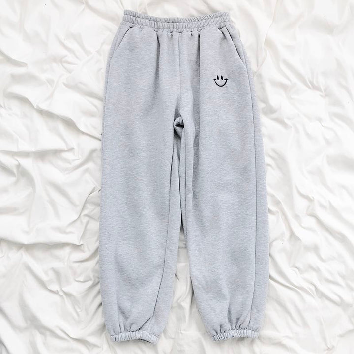 Pantaloni tuta comodi con faccina ricamata