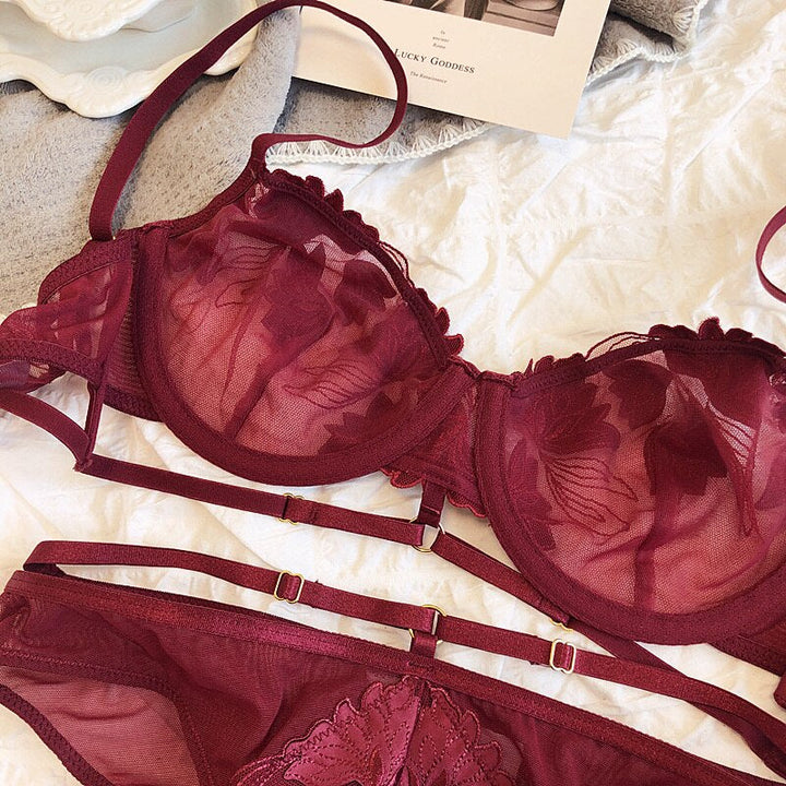Completo intimo in pizzo con nastri decorativi