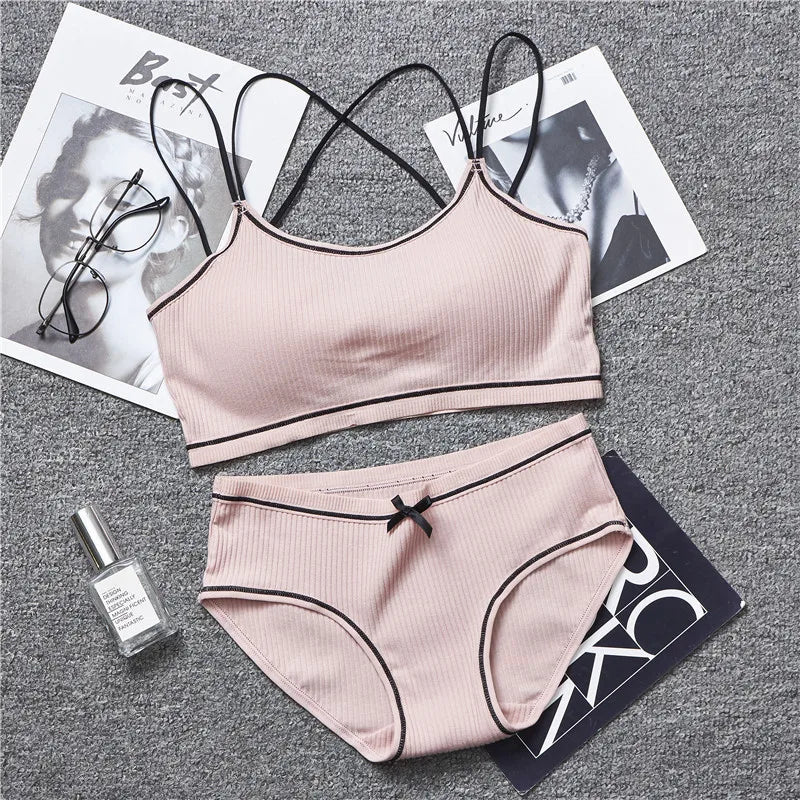 Completo intimo con bordo decorativo