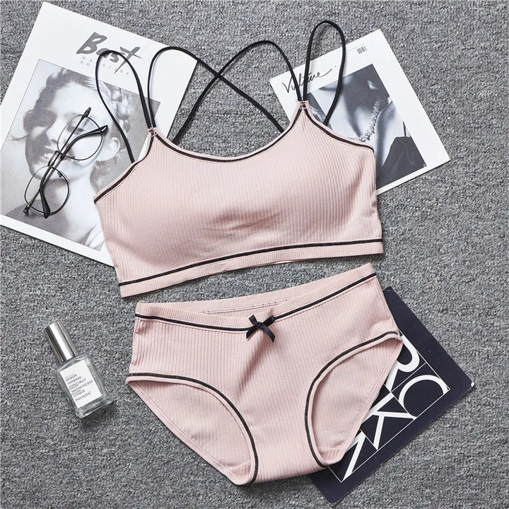 Completo intimo con bordo decorativo