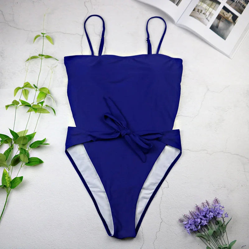 Costume da bagno intero con taglio sulla schiena