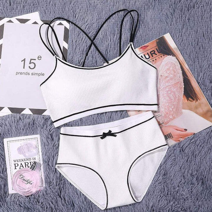 Completo intimo con bordo decorativo