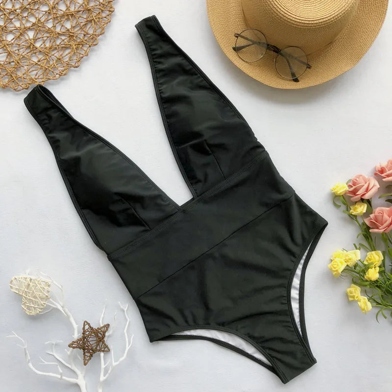 Costume da bagno con taglio profondo
