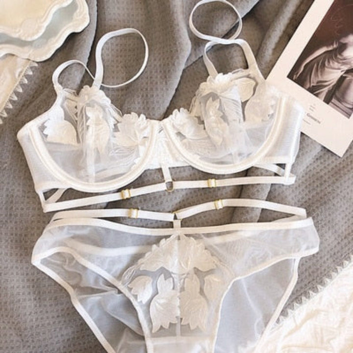 Completo intimo in pizzo con nastri decorativi
