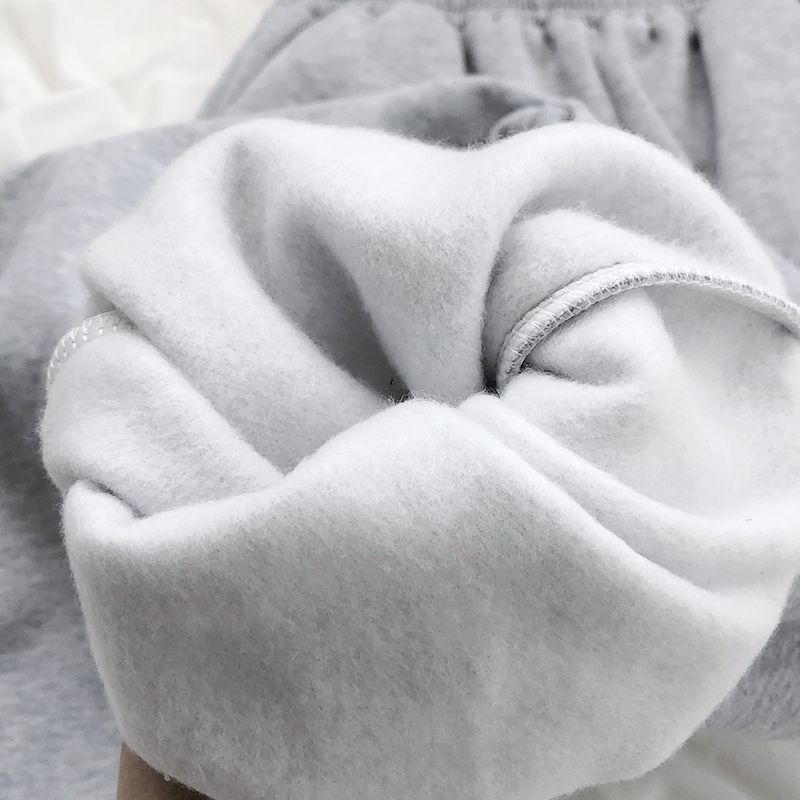 Pantaloni tuta comodi con faccina ricamata