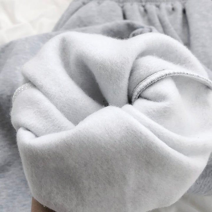 Pantaloni tuta comodi con faccina ricamata