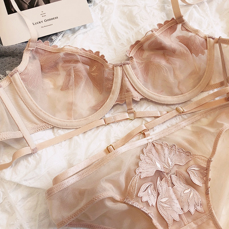 Completo intimo in pizzo con nastri decorativi