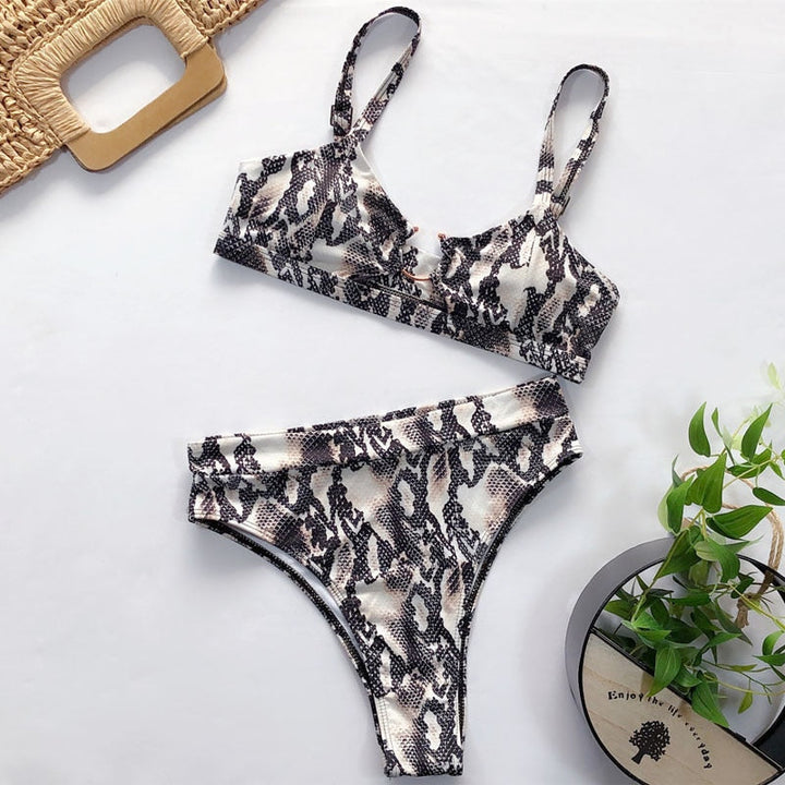 Bikini 2 pezzi con scollature trendy
