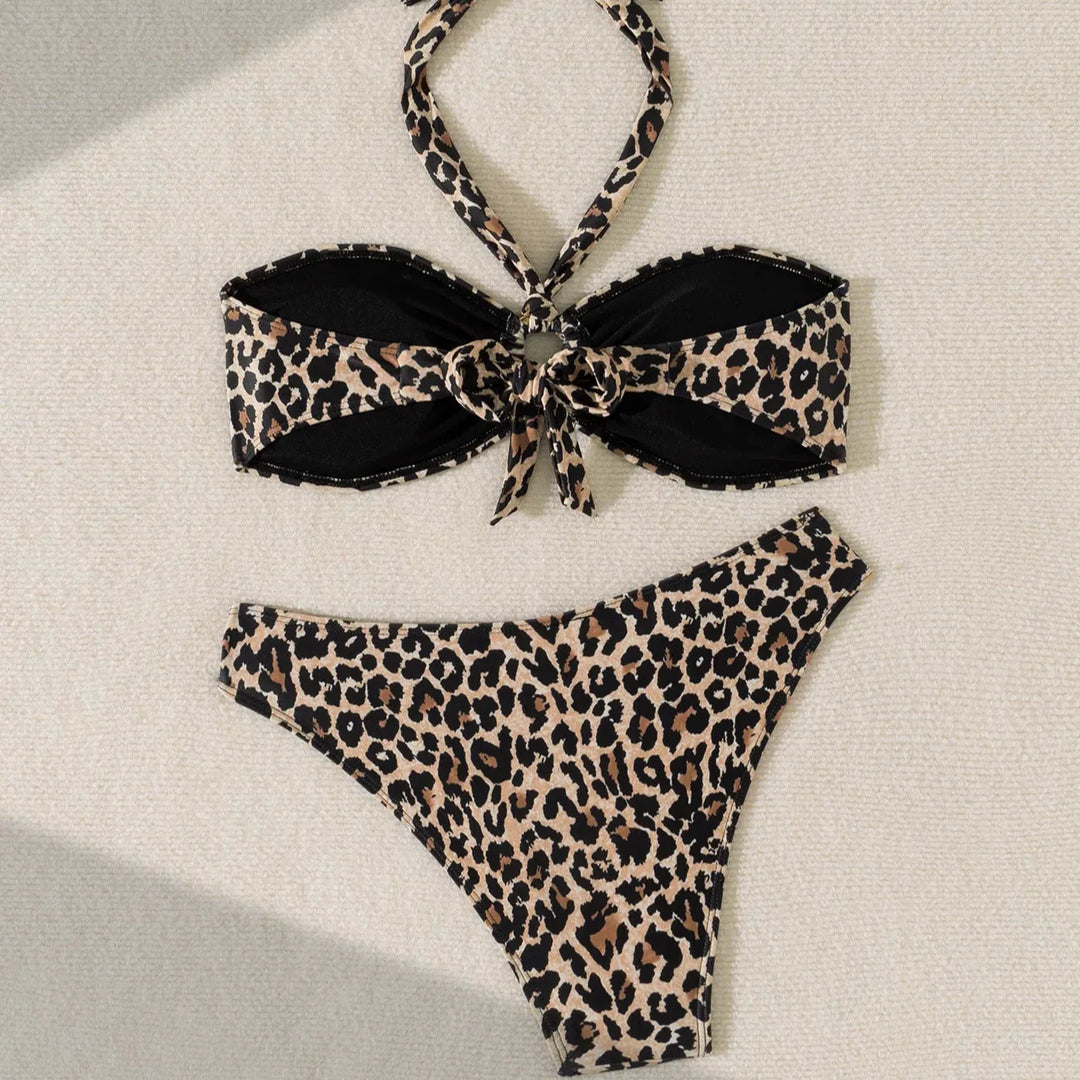 Costume da bagno con anello metallico