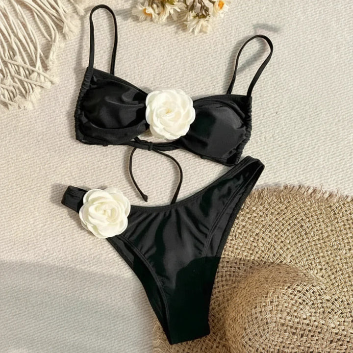 Bikini con fiore decorativo