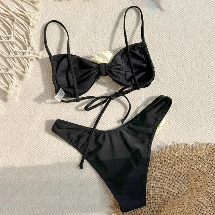 Bikini con fiore decorativo