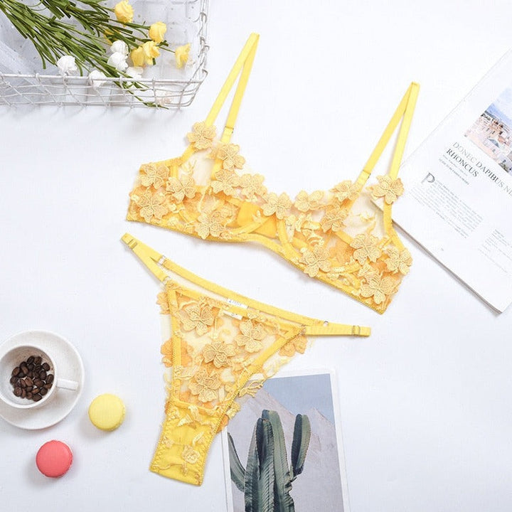 Completo intimo con finiture floreali