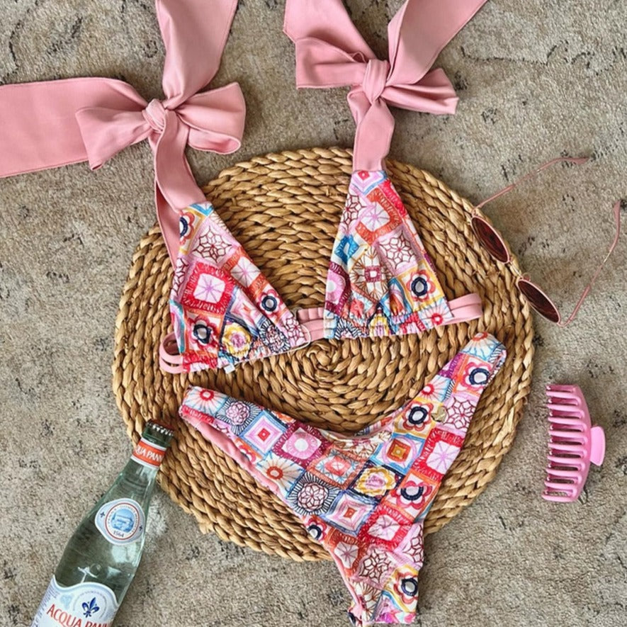 Bikini con fiocchi decorativi