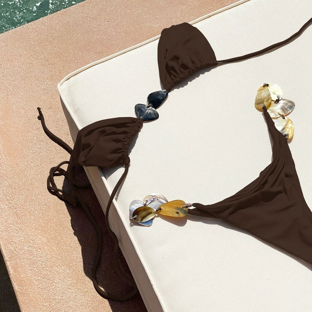 Bikini con decorazioni metalliche