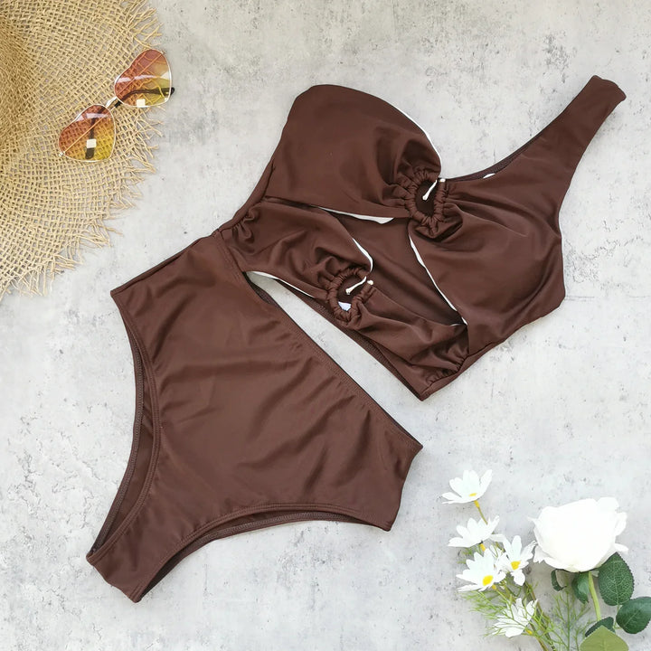 Costume da bagno con scollatura profonda