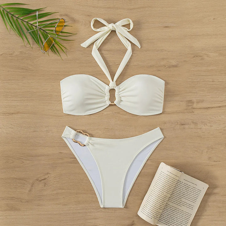 Costume da bagno con anello metallico