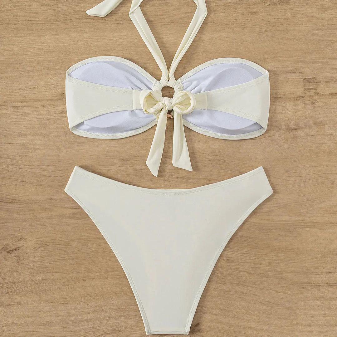 Costume da bagno con anello metallico