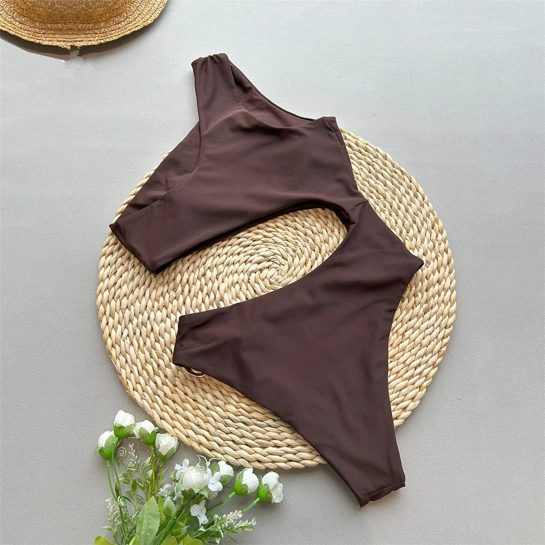 Costume da bagno con fibbia decorativa