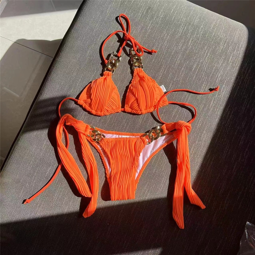 Bikini due pezzi con catene dorate decorative e struttura plissettata