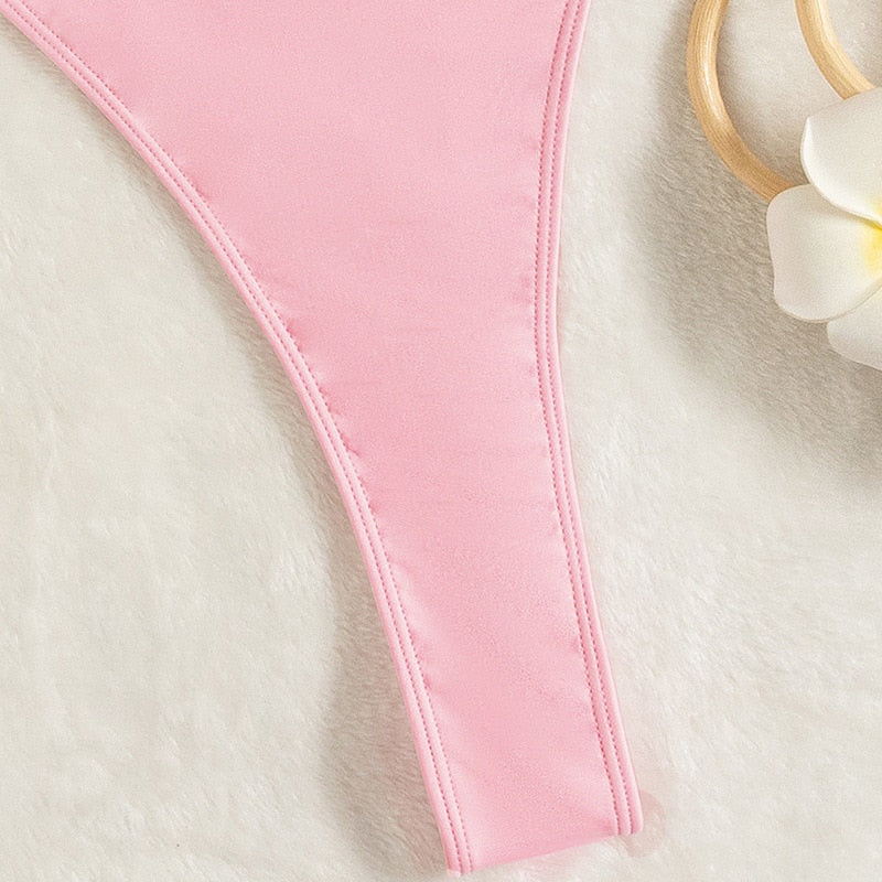 Costume da bagno con schiena scoperta e perizoma
