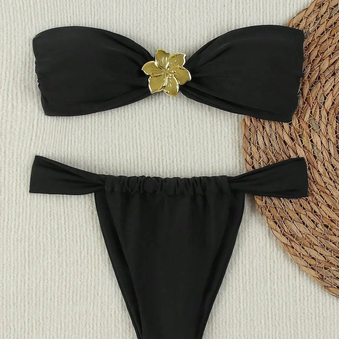 Bikini 2 pezzi bandeau con fiore decorativo e slip con arricciatura