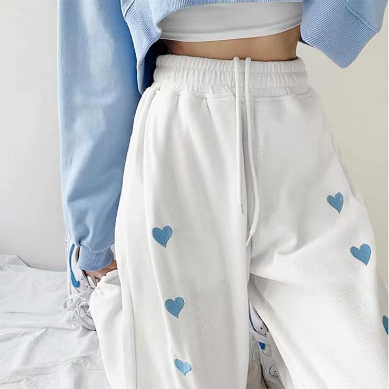 Pantaloni tuta comodi con cuoricini