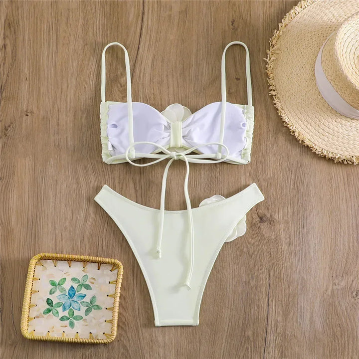 Bikini con fiore decorativo