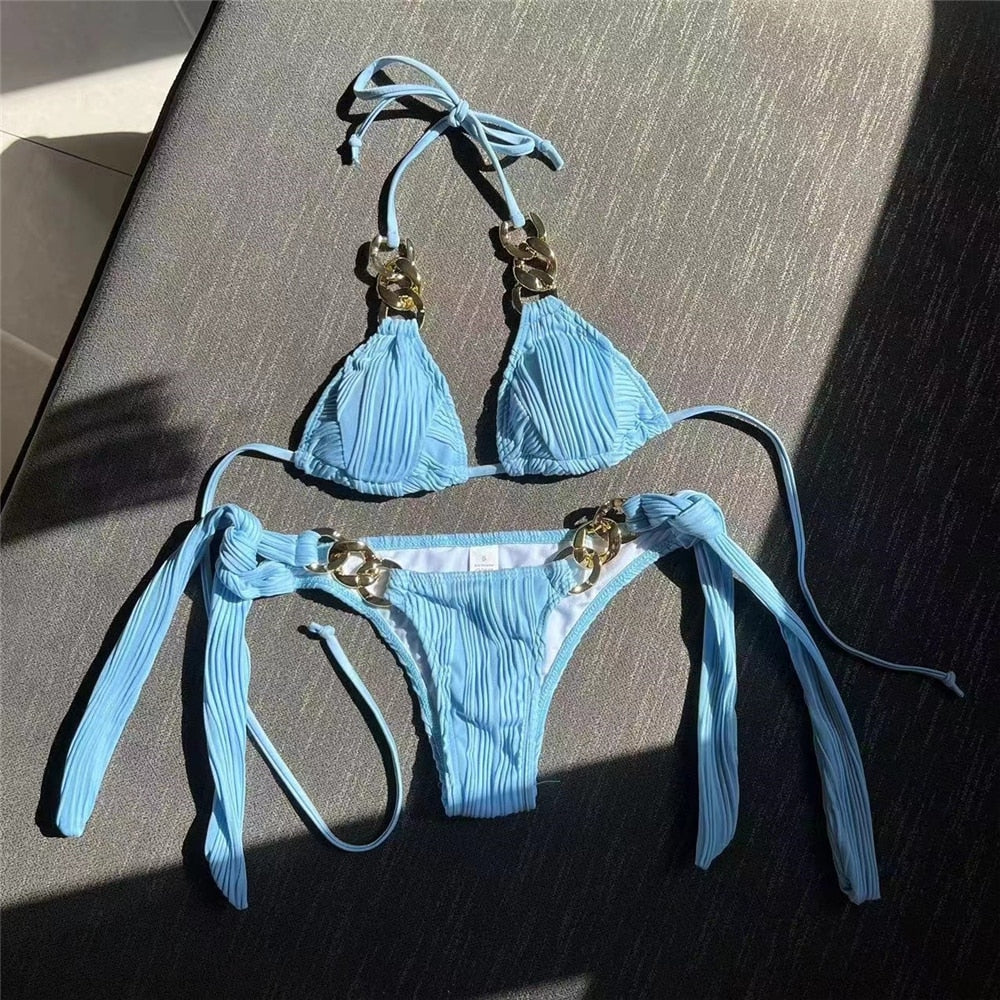 Bikini due pezzi con catene dorate decorative e struttura plissettata