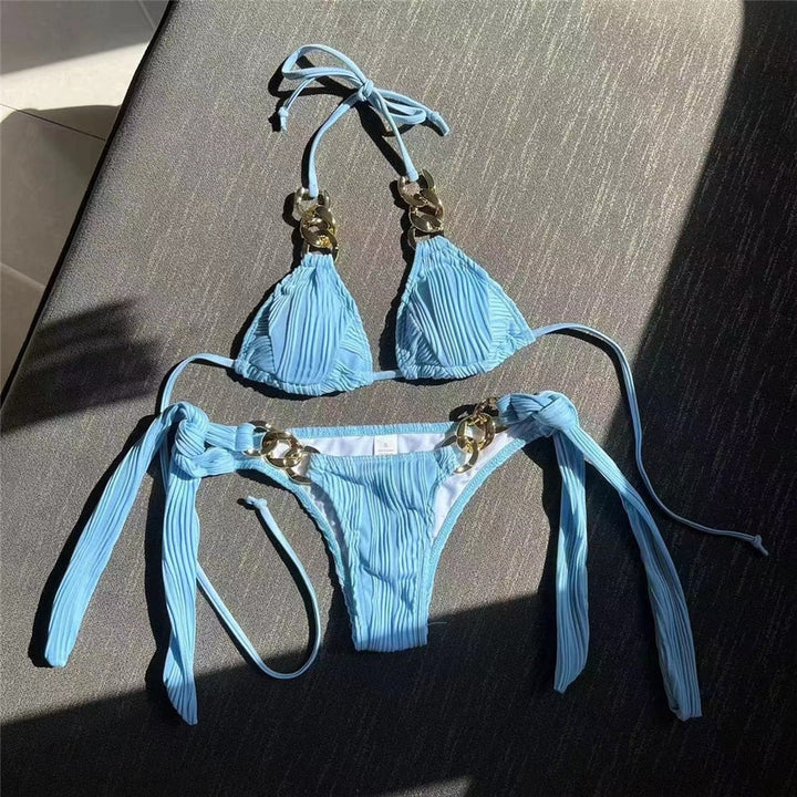Bikini due pezzi con catene dorate decorative e struttura plissettata