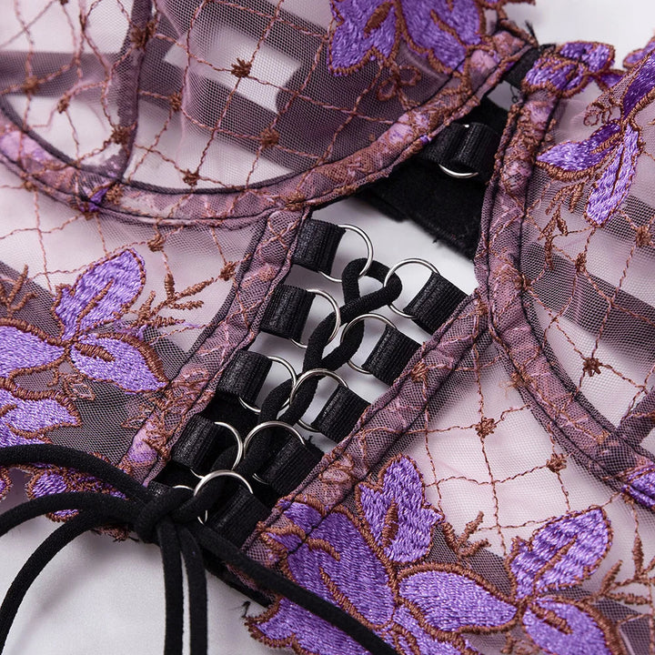 Completo intimo in pizzo con semi-corsetto