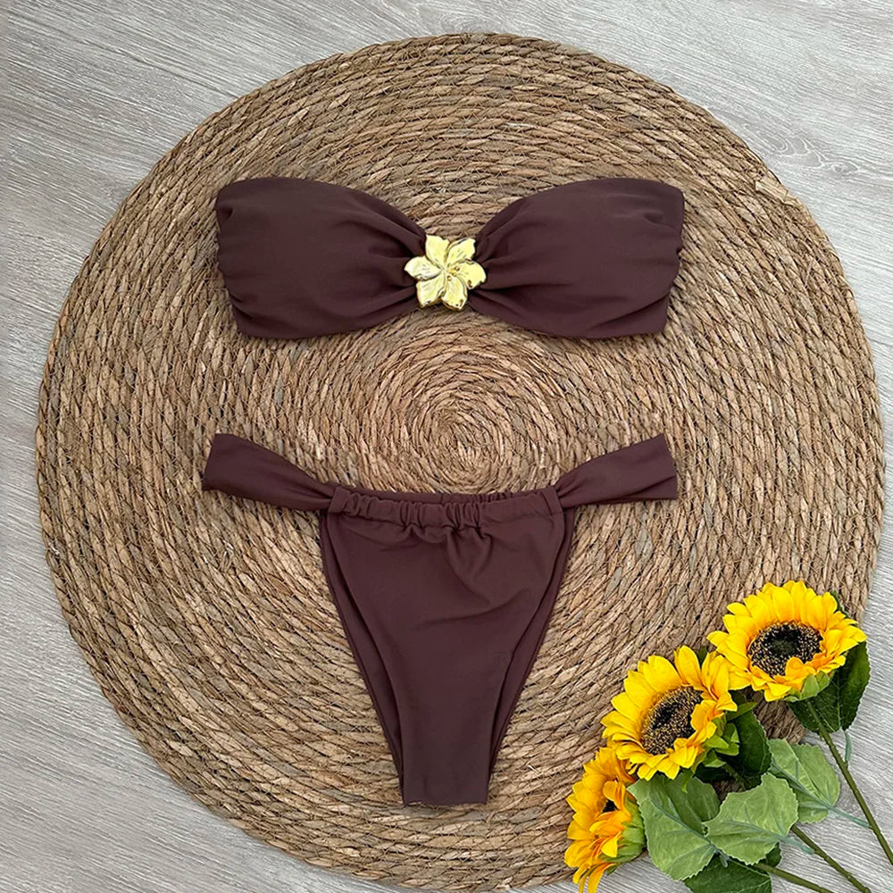 Bikini 2 pezzi bandeau con fiore decorativo e slip con arricciatura