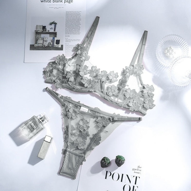 Completo intimo con finiture floreali