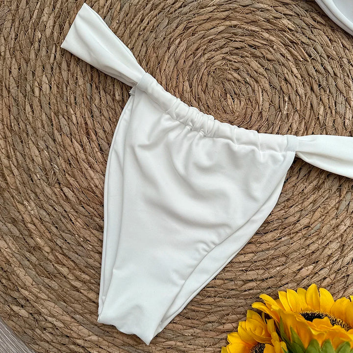 Bikini 2 pezzi bandeau con fiore decorativo e slip con arricciatura