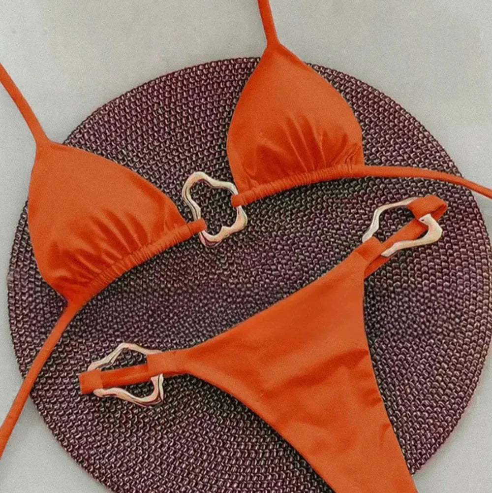 Costume da bagno 2 pezzi con coppe triangolari e fibbie oro