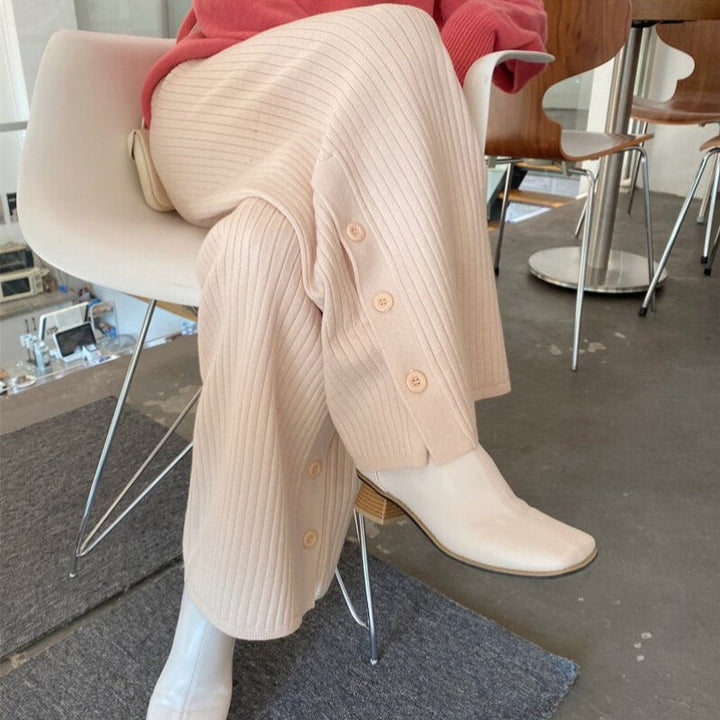 Pantaloni in denim comodi con bottoni alle caviglie