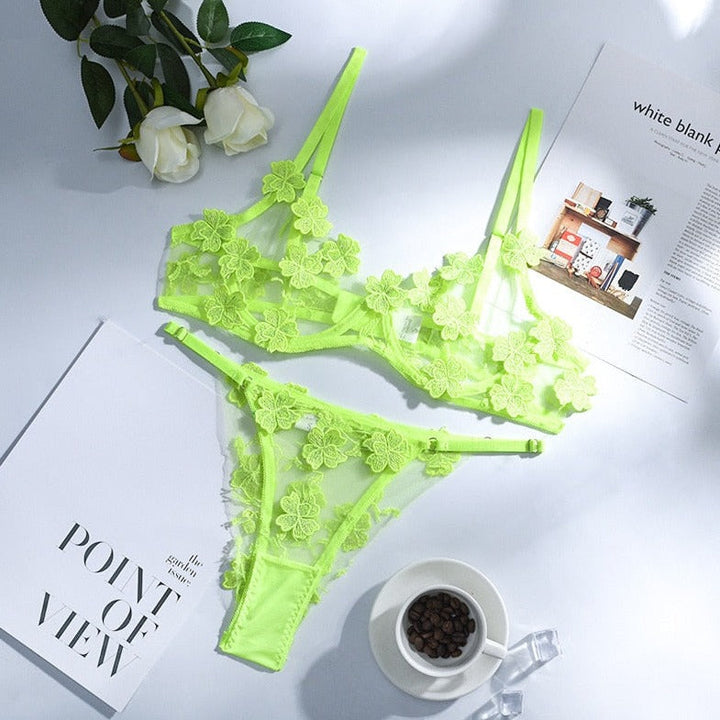 Completo intimo con finiture floreali