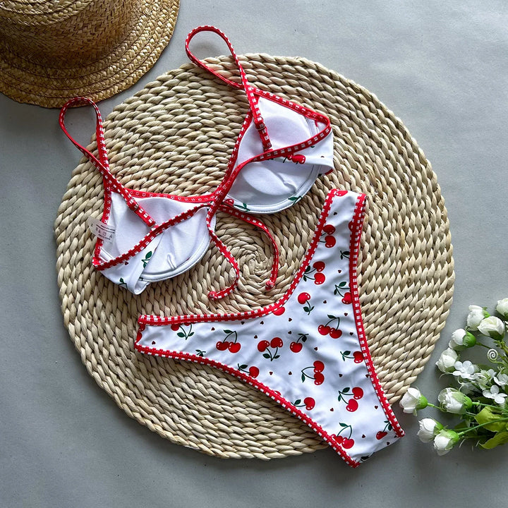 Bikini brasiliano con ciliegia