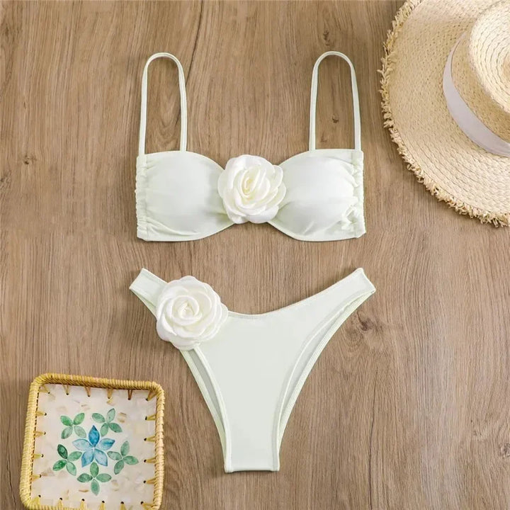 Bikini con fiore decorativo