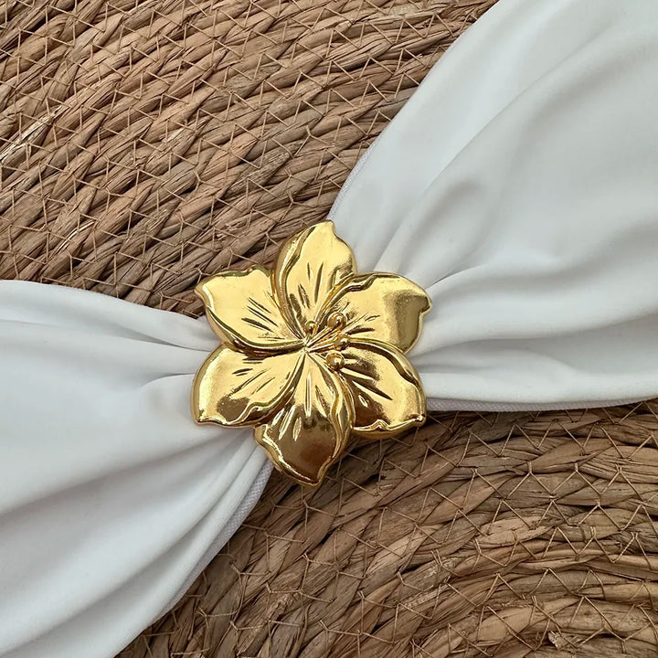 Bikini 2 pezzi bandeau con fiore decorativo e slip con arricciatura