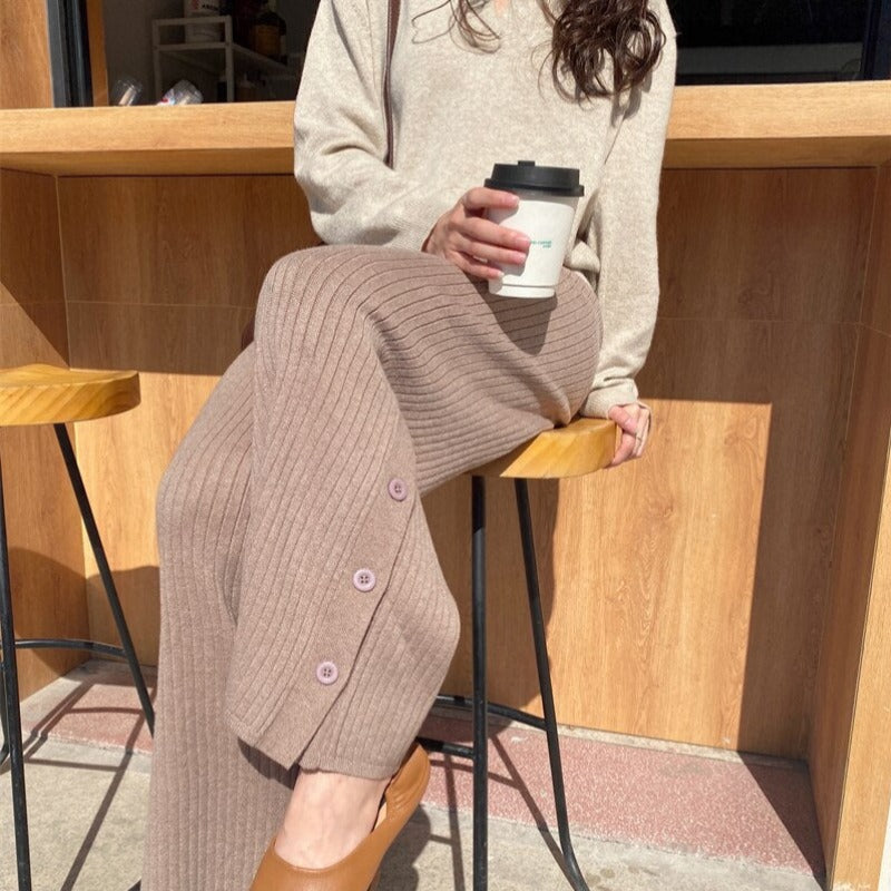 Pantaloni in denim comodi con bottoni alle caviglie