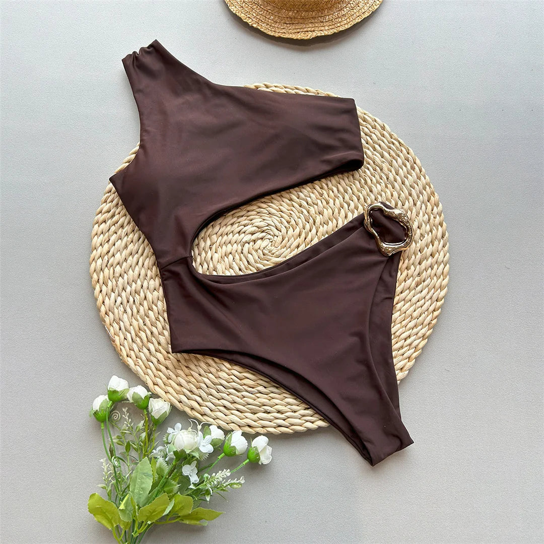 Costume da bagno con fibbia decorativa