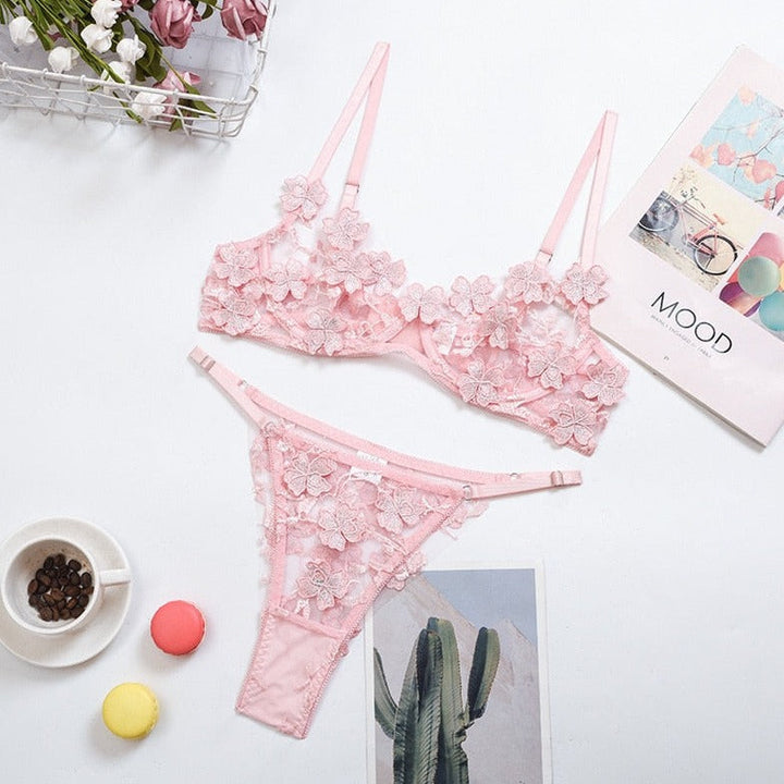 Completo intimo con finiture floreali