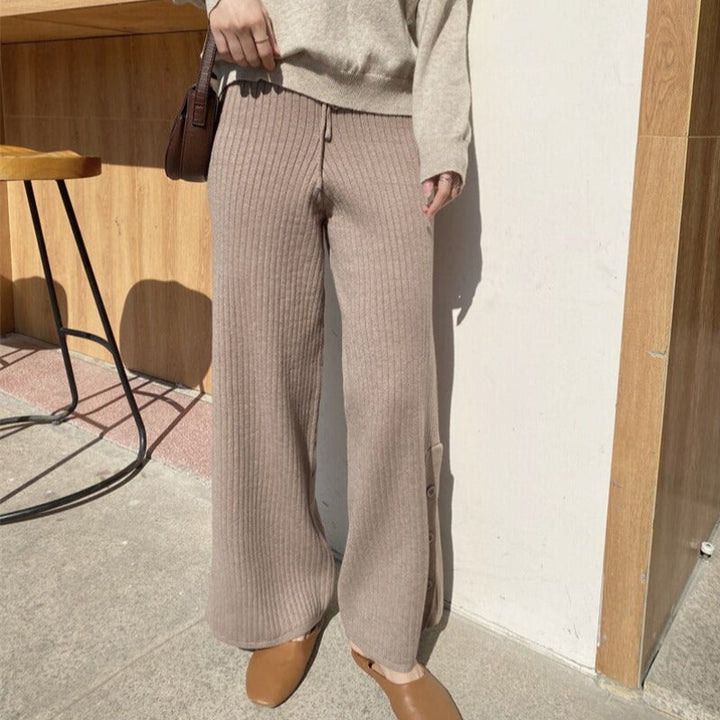 Pantaloni in denim comodi con bottoni alle caviglie