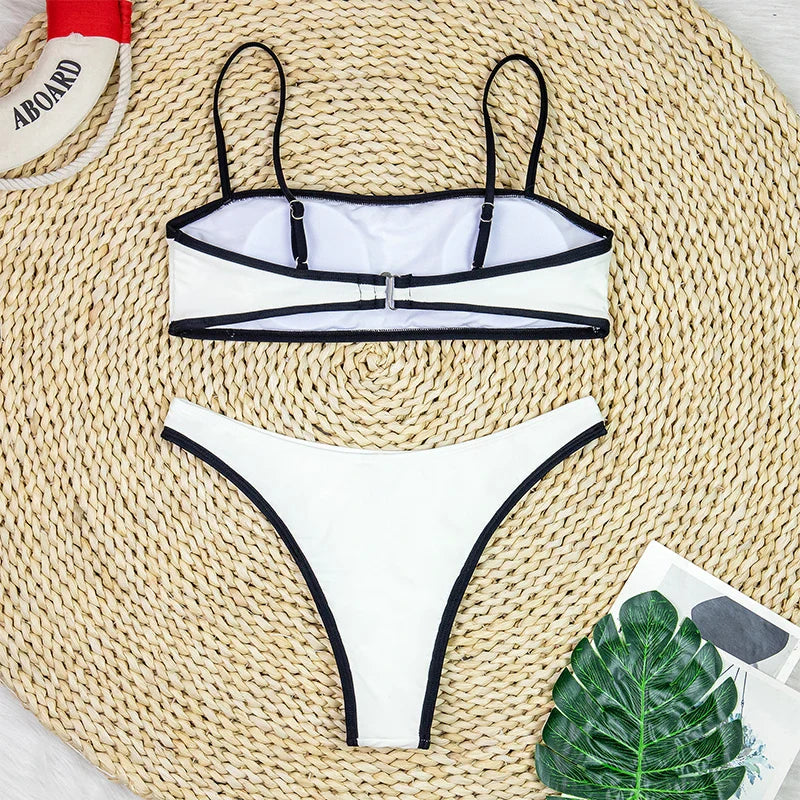 Costume da bagno minimalista