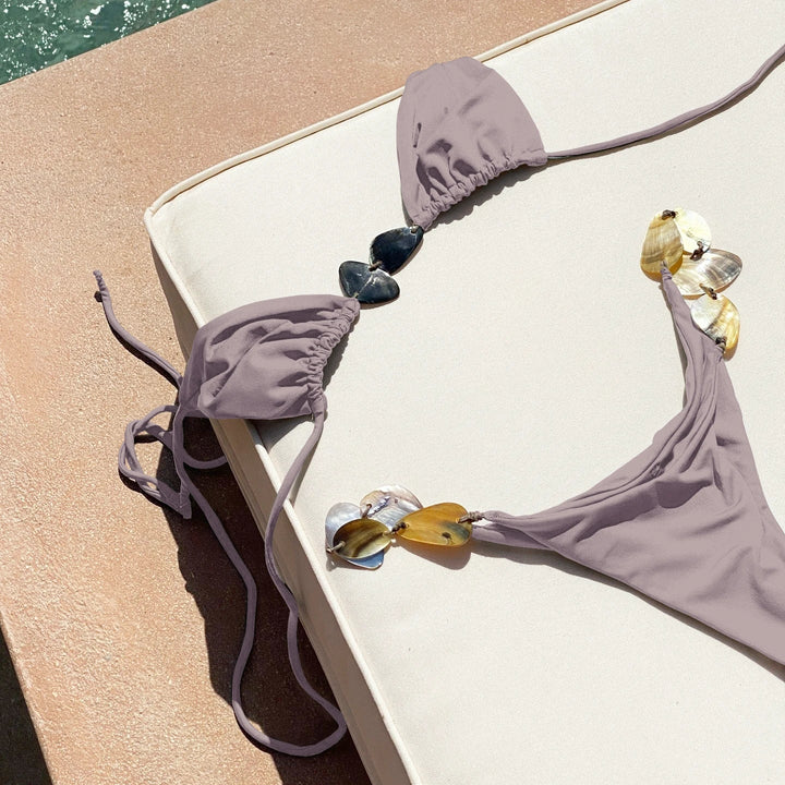 Bikini con decorazioni metalliche